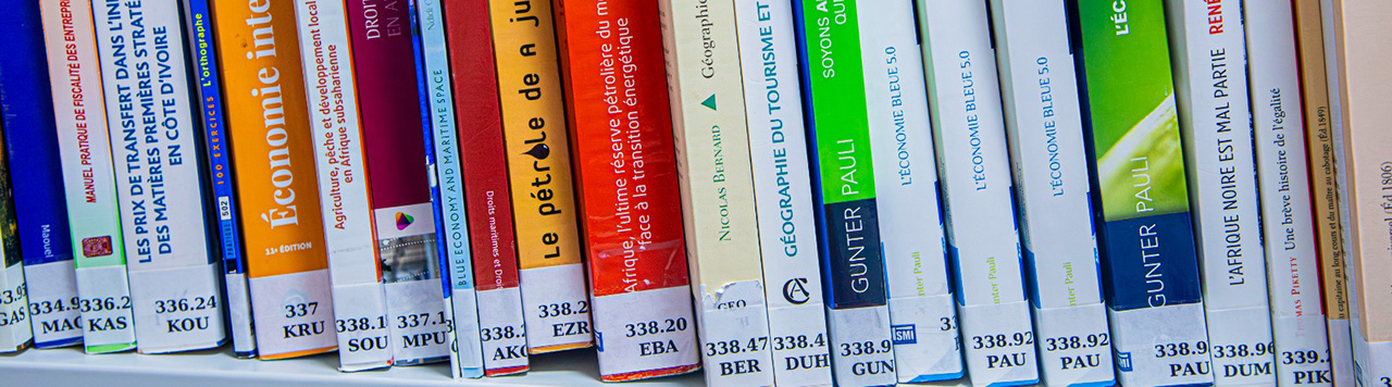 Rayonnages de la bibliothèque